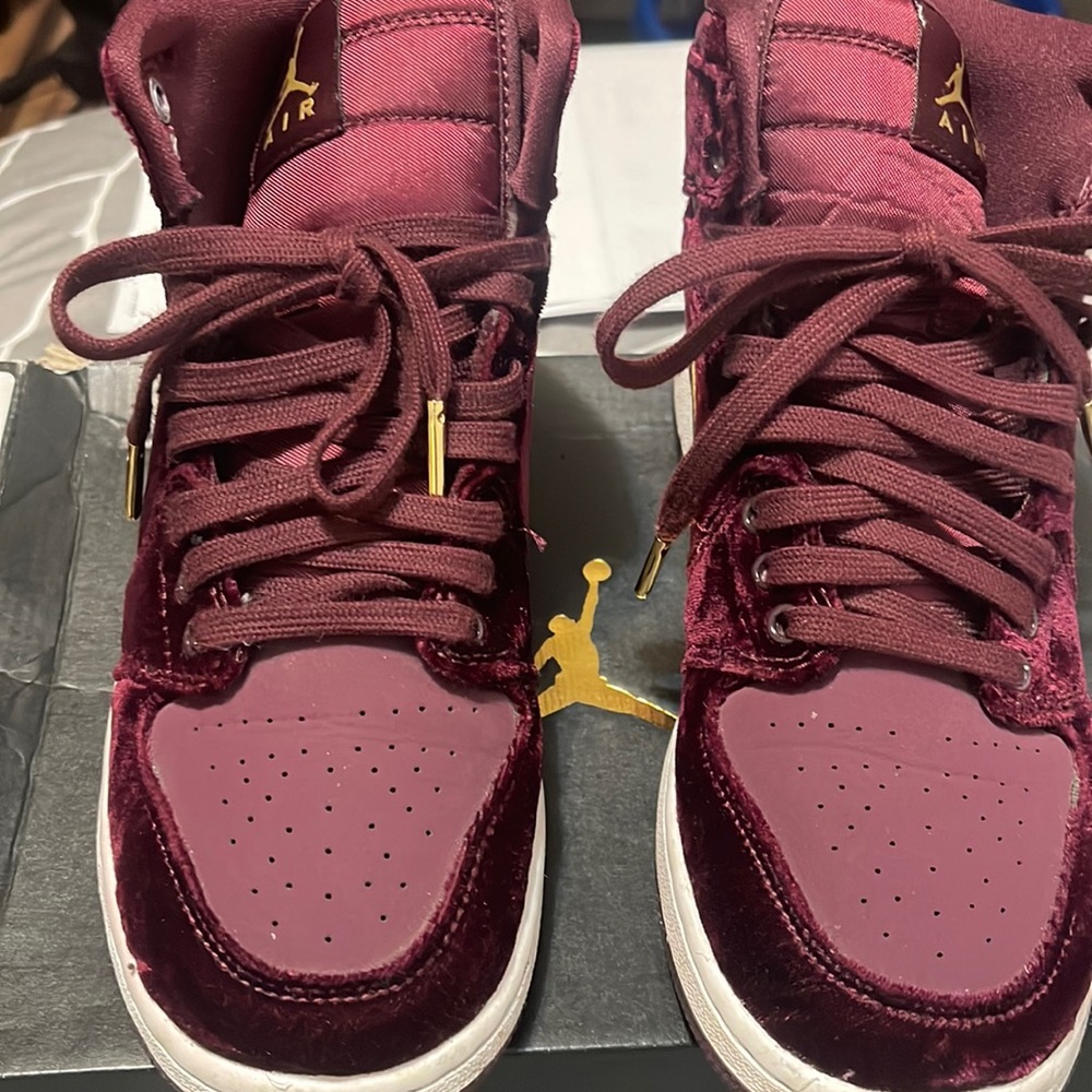 Air Jordan 1 Ret hi night maroon metallic gold
